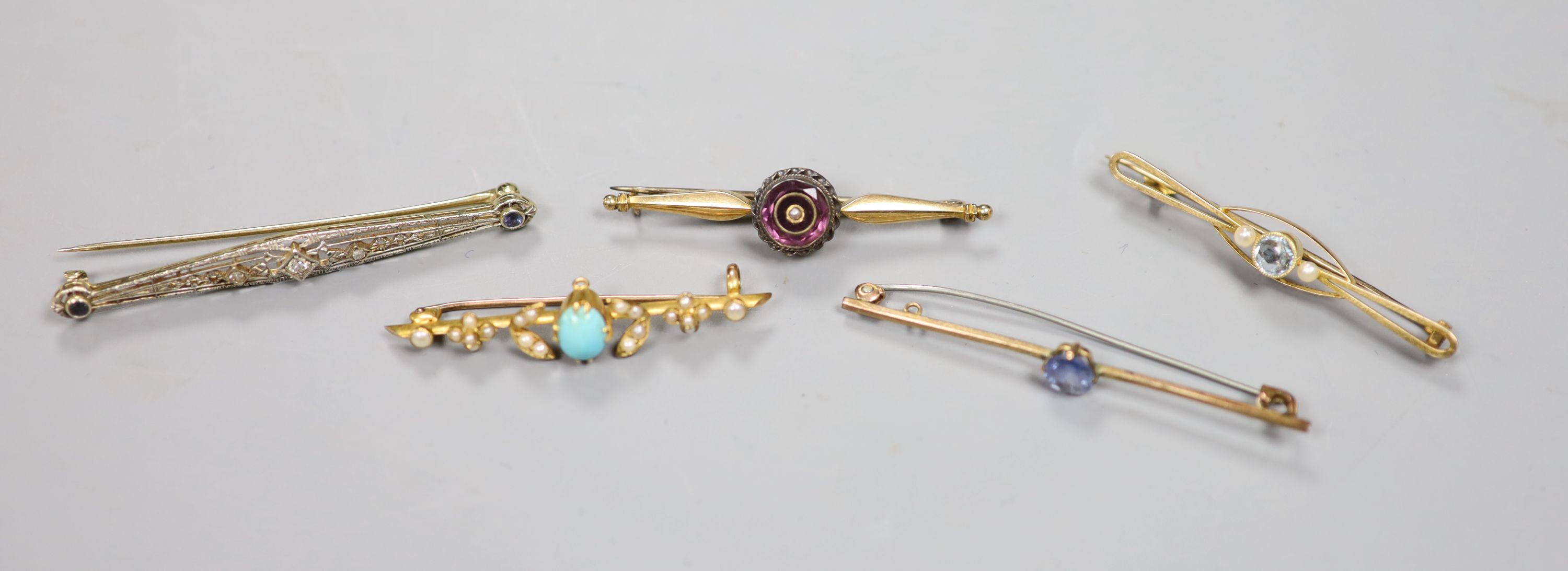 5 assorted bar brooches.